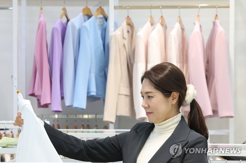 면접용 정장 무료 대여 서비스 이용자 수 5만5천여명 기록 면접용 정장 무료 대여 서비스 이용자 수 5만5천여명 기록 (서울=연합뉴스) 김성민 기자 = 서울시가 청년 구직자의 부담을 덜어주기 위해 시행한 정장 무료 대여 '취업날개' 서비스 이용자가 5만5천여명을 기록했다고 14일 밝혔다. '취업날개' 서비스는 고교 졸업 예정자부터 만 39세 이하 서울에 거주하는 청년은 누구나 이용할 수 있다. 이날 오후 서울 강동구 한 취업날개 서비스 지점에서 직원이 면접용 정장을 정리하고 있다. 2024.1.14 ksm7976@yna.co.kr 