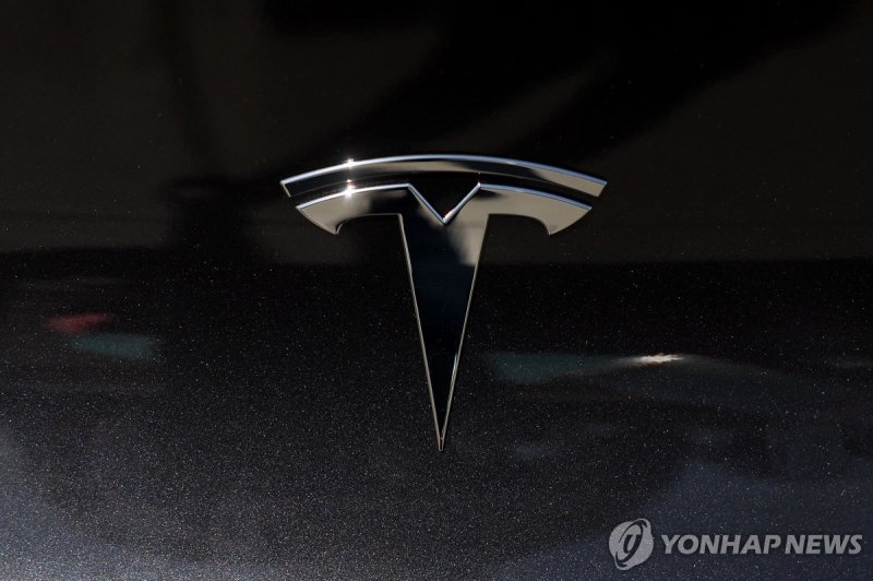 테슬라 로고 CORTE MADERA, CALIFORNIA - MAY 31: The Tesla logo is displayed on a brand new Tesla car on May 31, 2024 in Corte Madera, California. Tesla announced that the recall of over 125,000 of their vehicles in the U.S. due to a possible seat belt warning system malfunction that can increase the risk 