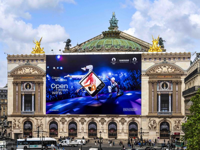 삼성전자가 프랑스 파리에서 올림픽 메시지 'Open always wins'를 담은 옥외 광고를 진행하고 있다.. 삼성전자 제공