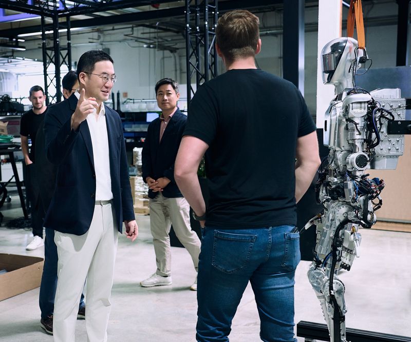 구광모 LG그룹 회장(왼쪽 첫번째)이 미국 실리콘밸리에 위치한 로봇 개발 스타트업 '피규어 AI'를 방문해 휴머노이드 로봇 '피규어 원'을 살펴보고 있다. LG 제공