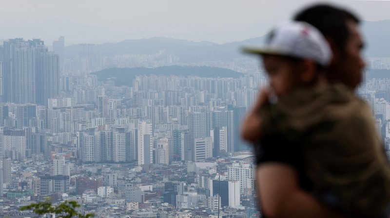 지난 23일 서울 중구 남산에서 바라본 아파트 단지. 사진=뉴시스