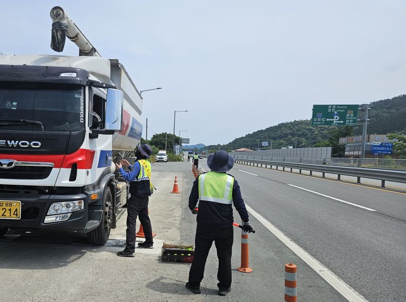 전남도로관리사업소가 장마철을 맞아 오는 24일부터 5일간 지방도 47개 노선에 대해 도로 파손 예방 등을 위해 과적 특별 합동단속을 실시한다. 전남도로관리사업소 제공