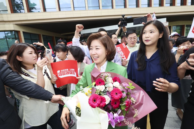 나경원 국민의힘 의원이 23일 오후 서울 여의도 소통관에서 열린 당대표 출마선언 기자회견을 마친 뒤 꽃다발을 들고 이동하고 있다. /사진=뉴시스화상