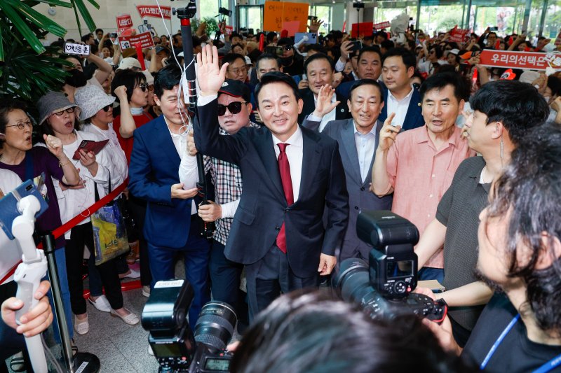 원희룡 전 국토교통부 장관이 23일 오후 서울 여의도 국회 소통관에서 국민의힘 7·23 전당대회 당 대표 출마 선언을 하기 전 지지자를 향해 손들고 있다. /사진=뉴스1화상