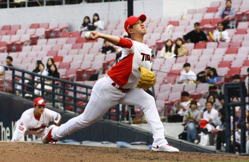 KIA 임기영이 한화와의 더블헤더 2차전에 양현종의 대체 선발로 나와 5⅓이닝 1실점하며 시즌 3승을 수확했다.뉴스1