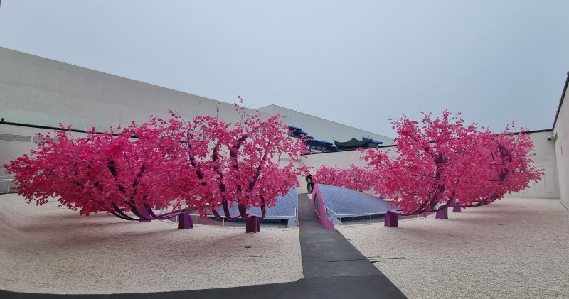 [랑팡(중국)=뉴시스] 박정규 특파원 = 중국 허베이성 랑팡시에 있는 홍루몽 전용 공연 관광단지 '즈여우흥러우멍·시주환청(只有紅樓夢·戲劇幻城)' 내에 있는 관람공간. 2024.6.24 pjk76@newsis.com