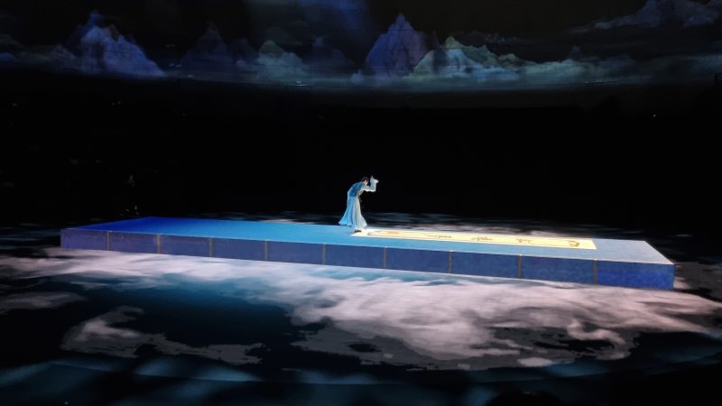 [랑팡(중국)=뉴시스] 박정규 특파원 = 중국 허베이성 랑팡시에 있는 홍루몽 전용 공연 관광단지 '즈여우흥러우멍·시주환청(只有紅樓夢·戲劇幻城)'에서 공연의 한 장면. 2024.6.24 pjk76@newsis.com