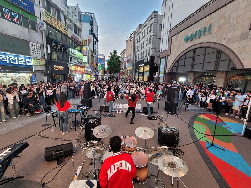 대구시는 오는 27일 지역 10개 대학의 음악·댄스 동아리가 참여하는 프로그램인 '오픈 캠퍼스' 첫 공연을 개최한다. 사진은 버스킹 장면. 대구시 제공