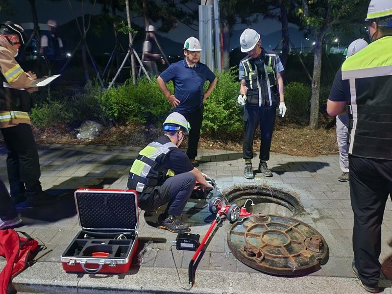 지난 23일 오후 6시 58분께 부산시 강서구 생곡동 한 교차로에서 가스 누출이 의심되는 시민 신고가 접수됐다. 부산소방재난본부 제공