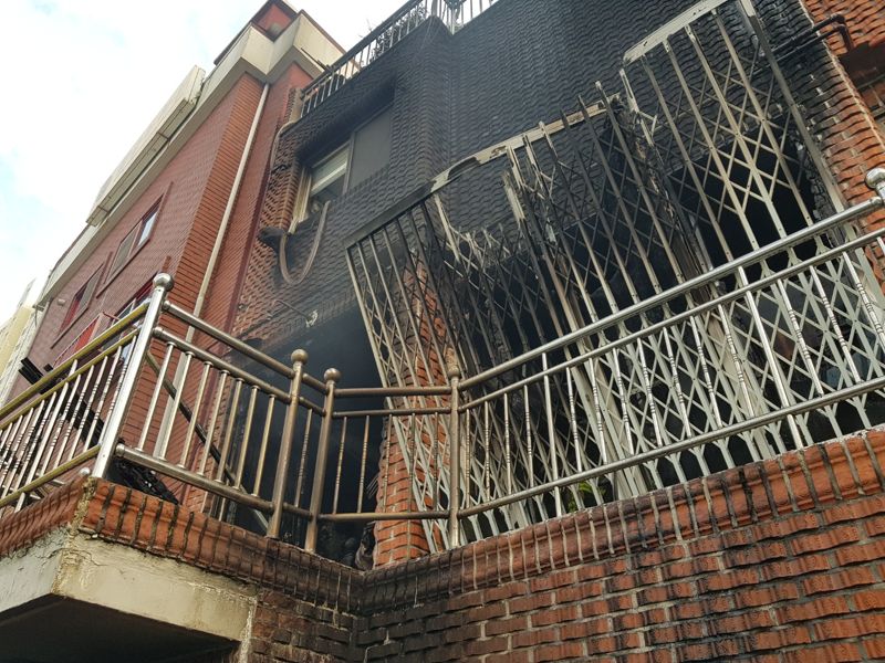 부산소방재난본부에 따르면 지난 23일 오후 6시 26분께 부산 서구의 한 3층 규모 단독주택 1층에서 불이 났다. 부산소방재난본부 제공