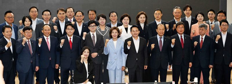 황우여 국민의힘 비상대책위원장, 추경호 원내대표, 당대표 선거에 출사표를 던진 한동훈 전 비상대책위원장, 나경원 의원, 원희룡 전 국토교통부 장관, 윤상현 의원 등이 24일 서울 여의도 국회의원회관에서 열린 국민의힘 초선의원 첫번째 공부모임 ‘헌법 제84조 논쟁, 피고인이 대통령 되면 재판이 중단되는가?’에서 기념 촬영하고 있다. 사진=박범준 기자