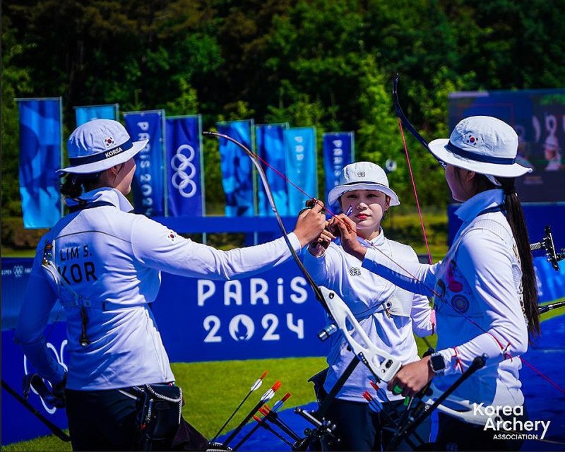 진천선수촌에 파리 올림픽 양궁장이?…태극궁사 실전 모의고사 진천선수촌에 파리 올림픽 양궁장이?…태극궁사 실전 모의고사 (서울=연합뉴스) '세계 최강' 한국 양궁이 파리 올림픽 양궁장을 똑같이 재현해놓고 비공개 모의고사를 치렀다. 양궁 대표팀은 지난 7일부터 9일까지 충북 진천 국가대표선수촌 양궁장에서 2024 파리 올림픽 대비 1차 스페셜 매치를 진행했다. 왼쪽부터 임시현, 전훈영, 남수현. 2024.5.9 [대한양궁협회 제공. 재판매 및 DB 금지] photo@yna.co.kr (끝)
