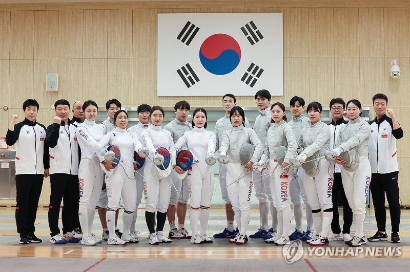 한자리에 모인 파리 올림픽 펜싱 국가대표들 한자리에 모인 파리 올림픽 펜싱 국가대표들 (진천=연합뉴스) 임화영 기자 = 27일 오전 충북 진천선수촌에서 열린 2024 파리 올림픽 펜싱 국가대표 미디어데이 행사에서 국가대표 선수 및 코치들이 기념촬영하고 있다. 2024.5.27 hwayoung7@yna.co.kr (끝)