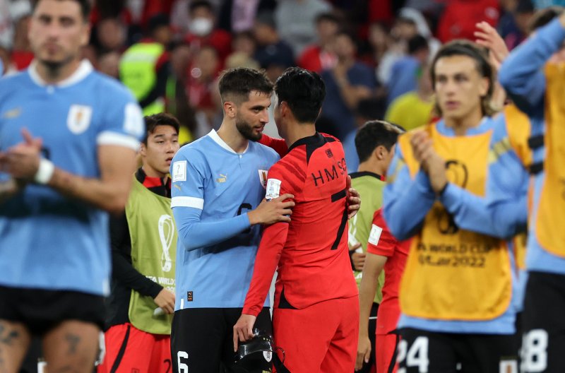 [알라이얀(카타르)=뉴시스] 조성우 기자 = 24일(현지시간) 카타르 알라이얀 에듀케이션 시티 스타디움에서 열린 2022 카타르 월드컵 H조 1차전 대한민국과 우루과이의 경기, 한국 손흥민이 우루과이에 0-0으로 비긴 뒤 소속팀 동료 벤탄쿠루와 인사를 나누고 있다. 2022.11.24. xconfind@newsis.com