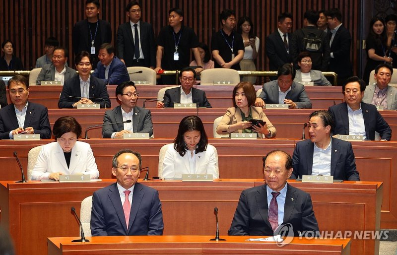 국민의힘 추경호 원내대표(앞줄 왼쪽)가 24일 오전 국회에서 열린 의원총회에 참석하고 있다.