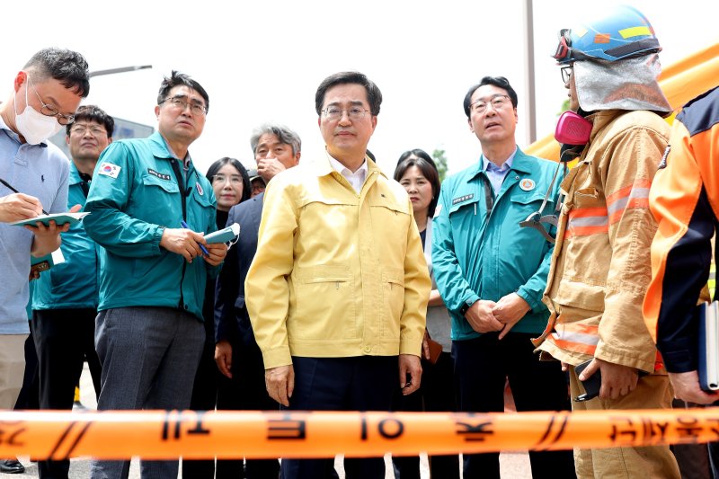 김동연 경기도지사와 정명근 화성시장이 24일 화성시 서신면 전곡리 일차전지 제조업체 공장 화재 현장을 찾아 조속한 진화와 인명 구조에 최선을 다할 것을 지시하고 있다. 경기도 제공