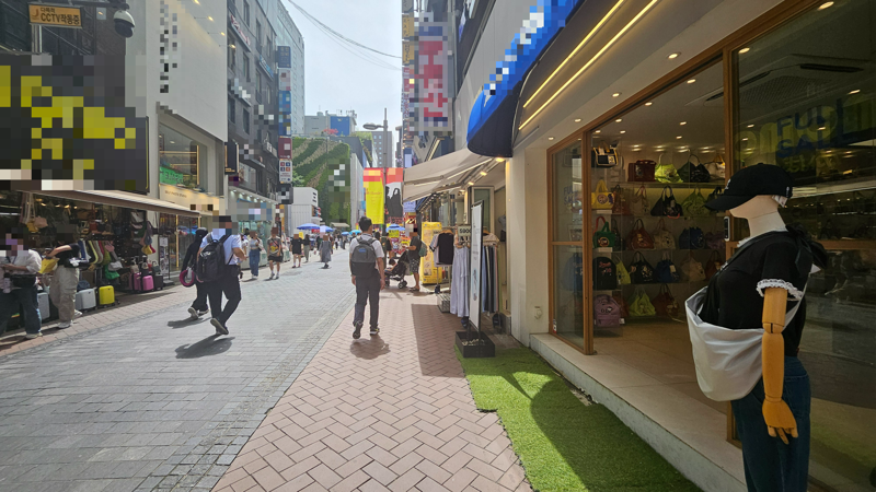 24일 오후 서울 중구 명동 거리에서 한 옷가게가 문을 연 채 냉방 영업을 하고 있다./사진=노유정 기자