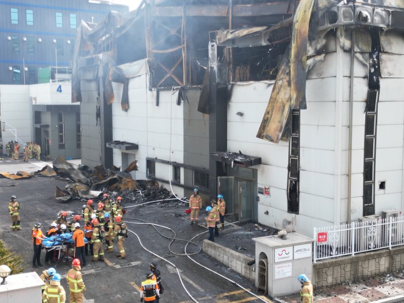 24일 경기도 화성시 서신면 소재 일차전지 제조 공장에서 화재가 발생해 소방 대원들이 사망자를 이송하고 있다.<div id='ad_body3' class='mbad_bottom' ></div> 2024.06.24. ⓒ News1 김영운 기자 /사진=뉴스1