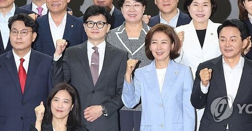 국민의힘 당대표 출마 선언을 한 윤상현 의원(앞줄 왼쪽 두번째부터), 한동훈 전 비상대책위원장, 나경원 의원, 원희룡 전 국토부 장관이 24일 오전 국회에서 열린 국민의힘 초선의원 공부모임에 참석해 기념촬영을 하며 파이팅하고 있다. 연합뉴스