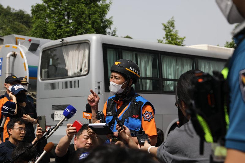 김진영 화성소방서 재난예방과장이 24일 오후 화성 아리셀 공장 화재 현장에서 현장 상황을 비리핑하고 있다. 2024.6.24/뉴스1 ⓒ News1 김민재 기자 /사진=뉴스1