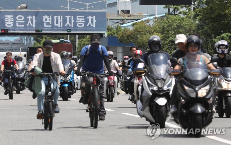 울산시 북구 현대자동차 명촌정문에서 오전조 근무자들이 퇴근하는 모습. 연합뉴스