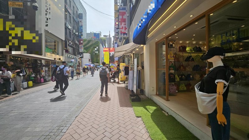 24일 오후 서울 중구 명동 거리에서 한 옷가게가 문을 연 채 냉방 영업을 하고 있다. 사진=노유정 기자