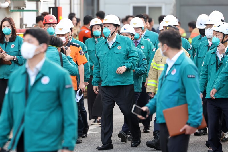 윤석열 대통령이 24일 오후 경기 화성시 일차전지 제조 공장 화재 현장을 방문해 피해 상황을 점검하고 있다. /사진=뉴스1화상