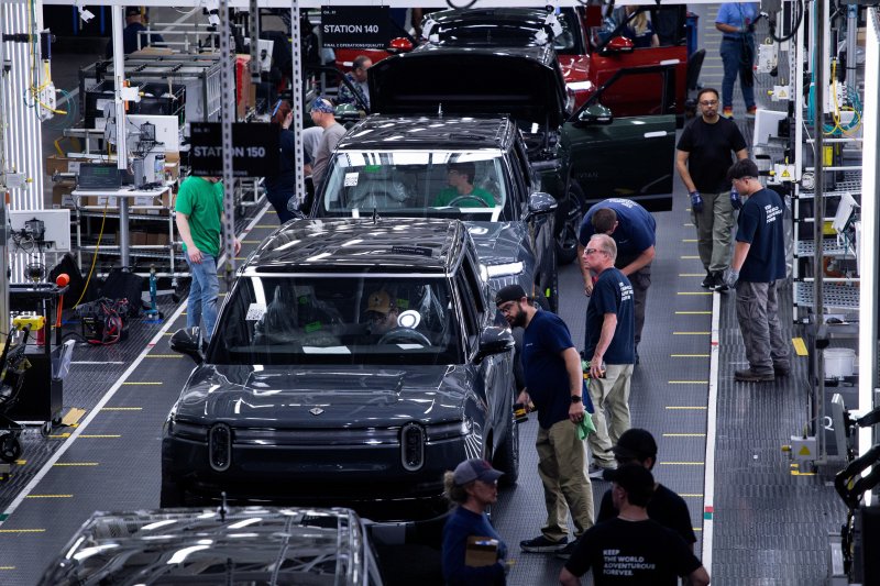 미국 일리노이주 노멀의 리비안 공장에서 직원들이 21일(현지시간) 전기 스포츠유틸리티차량(SUV) R1을 조립하고 있다. 리비안은 25일 독일 폭스바겐이 2026년까지 최대 50억달러를 투자하기로 하면서 시간 외 거래에서 주가가 40% 폭등했다. 로이터 연합