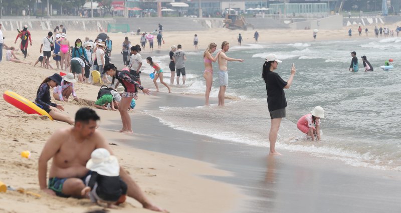 지난 19일 부산 해운대해수욕장을 찾은 관광객 등 피서객들이 물놀이를 하며 더위를 식히고 있다. 2024.6.19/뉴스1 ⓒ News1 윤일지 기자 /사진=뉴스1