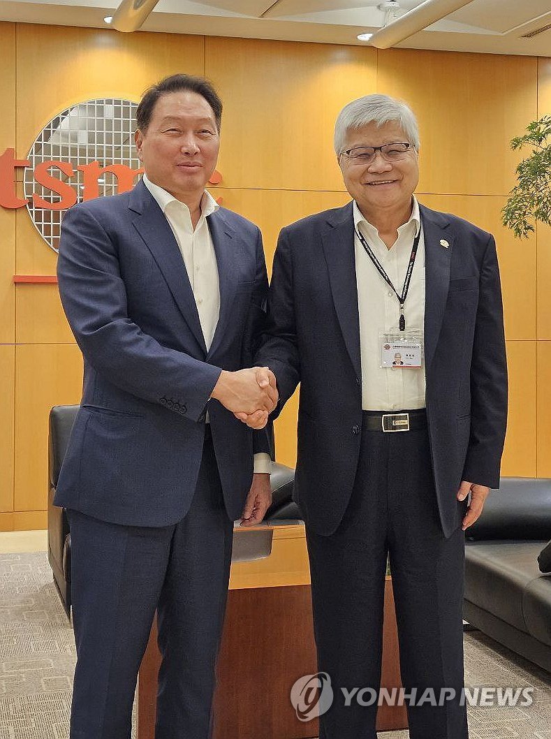 대만 TSMC 회장 만난 최태원 회장 대만 TSMC 회장 만난 최태원 회장 (서울=연합뉴스) 최태원 SK그룹 회장(왼쪽)이 지난 6일(현지시간) 대만 타이베이 TSMC 본사에서 웨이저자 TSMC 회장과 만나 기념 촬영하고 있다. 2024.6.7 [SK그룹 제공. 재판매 및 DB 금지] photo@yna.co.kr (끝)