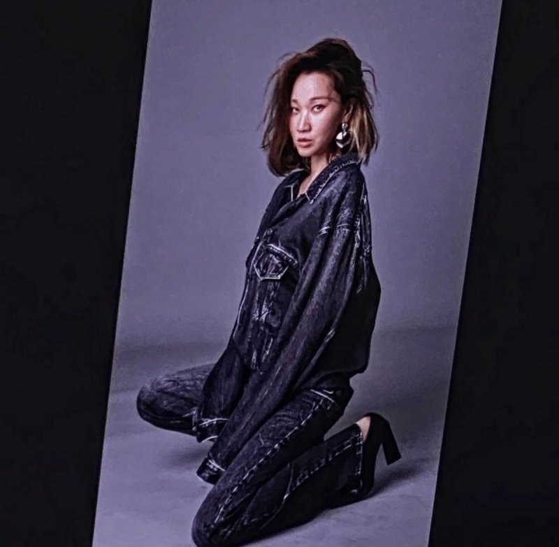 장윤주, 상반신 탈의 '파격' 누드…톱모델은 역시 달라