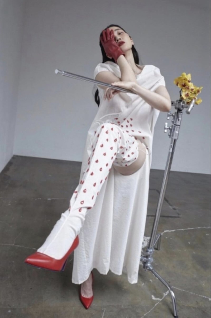 장윤주, 상반신 탈의 '파격' 누드…톱모델은 역시 달라