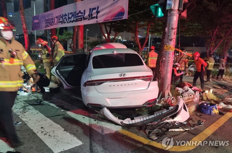 폭주족 구경하다 '날벼락'..10대 3명, 인도 돌진 차량에 치여