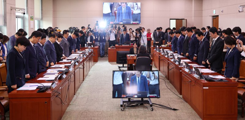 정청래 국회 법제사법위원회 위원장을 비롯한 의원들이 25일 오전 서울 여의도 국회에서 열린 법제사법위원회 전체회의에서 전날 있었던 화성 화재 피해자들을 위한 묵념을 하고 있다. 사진=뉴시스화상