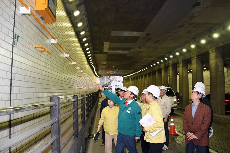 부산시 동래구는 여름철 자연재난을 대비해 25일 우장춘지하차도와 온천천 내 집중 호우를 대비한 안전사고 예방 점검을 한다고 밝혔다. 동래구 제공