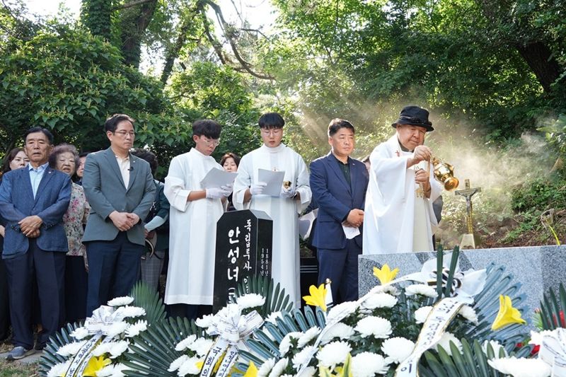 부산시 남구는 지난 23일 용호동 천주교 묘지 내 안성녀 여사 묘소를 정비하고 참배를 진행했다고 25일 밝혔다. 남구 제공