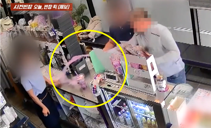 지난 21일 한 카페에서 스무디를 주문한 손님이 기분이 나쁘다는 이유로 카페 사장을 향해 주문한 음료를 던졌다./사진=JTBC '사건반장' 캡처