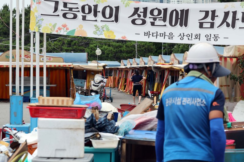 [부산=뉴시스] 하경민 기자 = 1960년대 초부터 영업을 한 부산 해운대 바다마을 포장마차촌이 추억 속으로 사라졌다. 25일 해운대구청 관계자들이 중장비를 동원해 포장마차촌을 철거하고 있다. 이 포장마차촌은 시유지 무단점용과 무신고 영업행위 등 논란이 끊이지 않았고, 해운대구는 2021년 상인들과 2년6개월의 유예기간을 거쳐 올 1월31일 자진 철거하기로 합의하고 이날 최종 철거에 나섰다. 2024.06.25. yulnetphoto@newsis.com