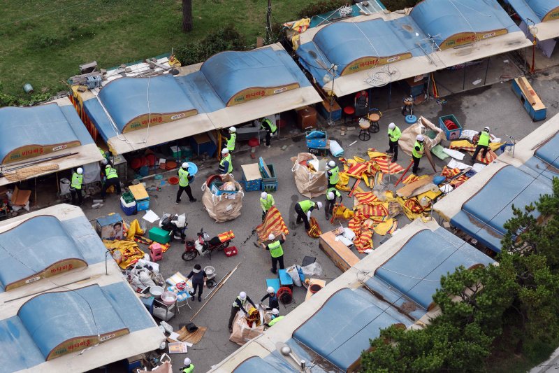 [부산=뉴시스] 하경민 기자 = 1960년대 초부터 영업을 한 부산 해운대 바다마을 포장마차촌이 추억 속으로 사라졌다. 25일 해운대구청 관계자들이 중장비를 동원해 포장마차촌을 철거하고 있다. 이 포장마차촌은 시유지 무단점용과 무신고 영업행위 등 논란이 끊이지 않았고, 해운대구는 2021년 상인들과 2년6개월의 유예기간을 거쳐 올 1월31일 자진 철거하기로 합의하고 이날 최종 철거에 나섰다. 2024.06.25. yulnetphoto@newsis.com