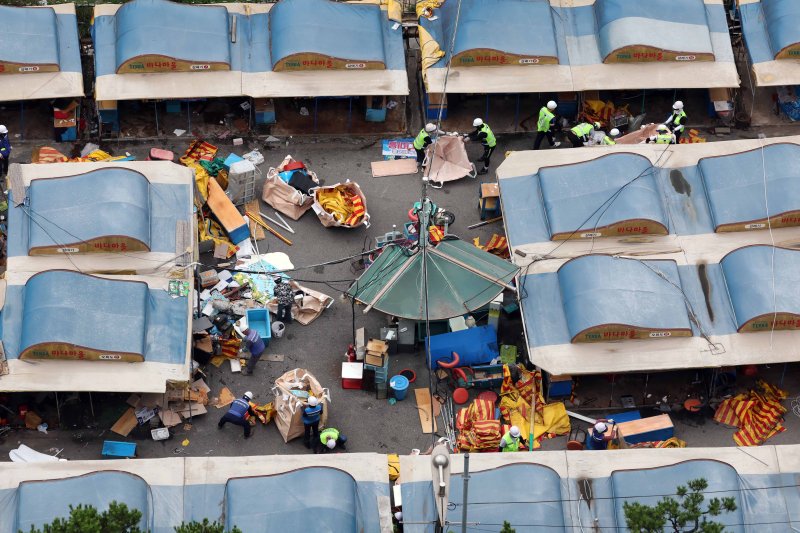 [부산=뉴시스] 하경민 기자 = 1960년대 초부터 영업을 한 부산 해운대 바다마을 포장마차촌이 추억 속으로 사라졌다. 25일 해운대구청 관계자들이 중장비를 동원해 포장마차촌을 철거하고 있다. 이 포장마차촌은 시유지 무단점용과 무신고 영업행위 등 논란이 끊이지 않았고, 해운대구는 2021년 상인들과 2년6개월의 유예기간을 거쳐 올 1월31일 자진 철거하기로 합의하고 이날 최종 철거에 나섰다. 2024.06.25. yulnetphoto@newsis.com