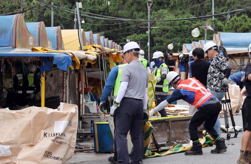 [부산=뉴시스] 하경민 기자 = 1960년대 초부터 영업을 한 부산 해운대 바다마을 포장마차촌이 추억 속으로 사라졌다. 25일 해운대구청 관계자들이 중장비를 동원해 포장마차촌을 철거하고 있다. 이 포장마차촌은 시유지 무단점용과 무신고 영업행위 등 논란이 끊이지 않았고, 해운대구는 2021년 상인들과 2년6개월의 유예기간을 거쳐 올 1월31일 자진 철거하기로 합의하고 이날 최종 철거에 나섰다. 2024.06.25. yulnetphoto@newsis.com