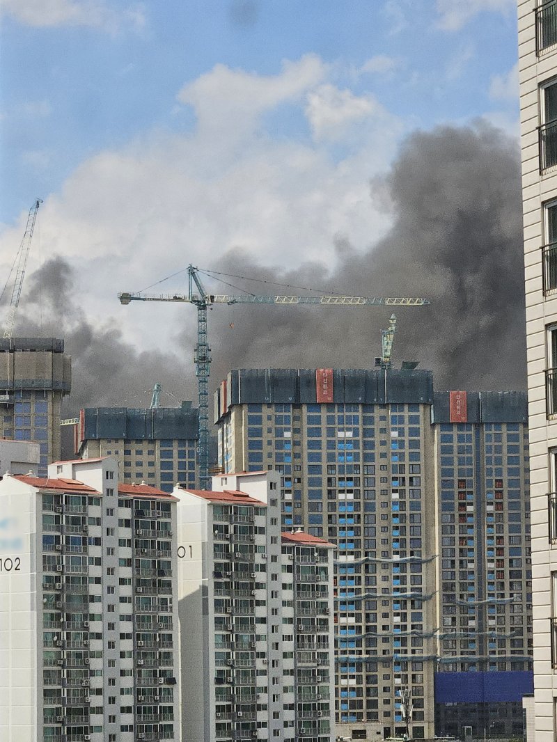 동대문구 아파트 건축현장서 화재...소방당국 진화 중