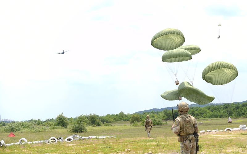 공군 C-130 수송기에서 여주DZ((Drop Zone)에 화물을 투하하고 있다. 사진=합동참보본부 제공