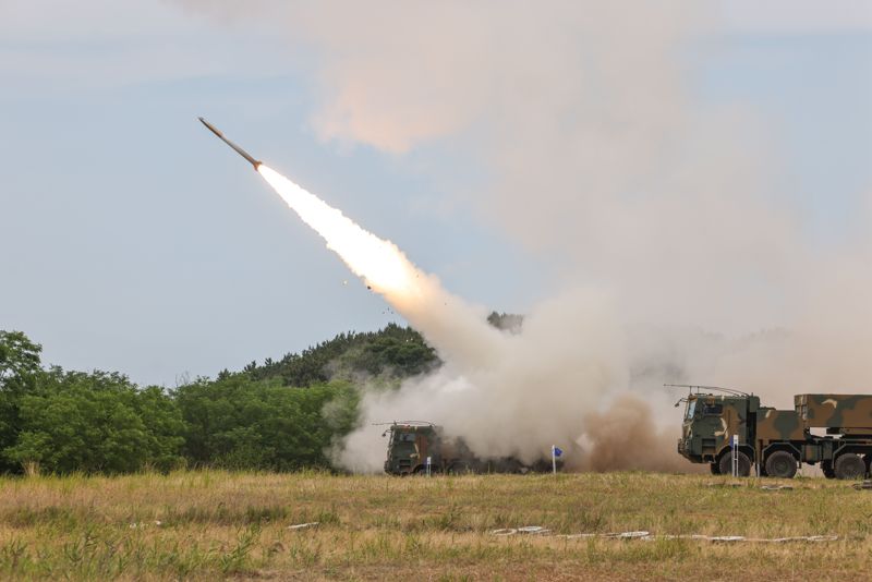 K239 다연장로켓 '천무'가 25일 충남 보령에 위치한 웅천사격장에서 고폭유도탄을 발사하고 있다. 사진=육군 제공