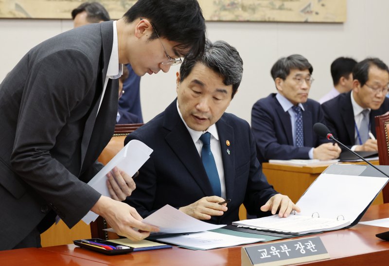 [서울=뉴시스] 조성우 기자 = 이주호 교육부 장관이 25일 오전 서울 여의도 국회에서 열린 교육위원회 전체회의에서 자료를 보고 있다. 2024.06.25. xconfind@newsis.com