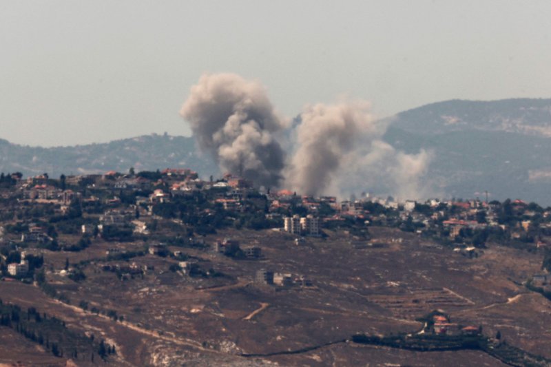 25일(현지시간) 레바논 남부 국경 지역에서 이스라엘군의 공습으로 인해 연기가 피어오르고 있다.AFP연합뉴스
