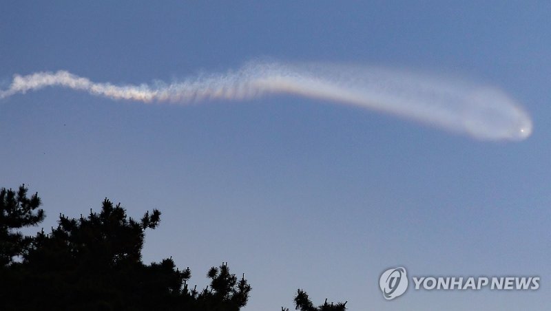 26일 오전 5시32분께 인천시 옹진군 대연평도 앞 바다 상공에 북한 탄도미사일 추정 항적운이 길게 뻗어 있다. 합참은 이날 오전 북한이 동해상으로 미상의 탄도미사일을 발사했지만, 실패한 것으로 추정된다고 밝혔다. 연합뉴스