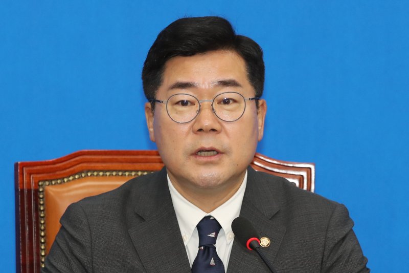 박찬대 더불어민주당 당대표 직무대행 겸 원내대표가 26일 오전 서울 여의도 국회에서 열린 최고위원회의에서 모두발언을 하고 있다. 뉴스1