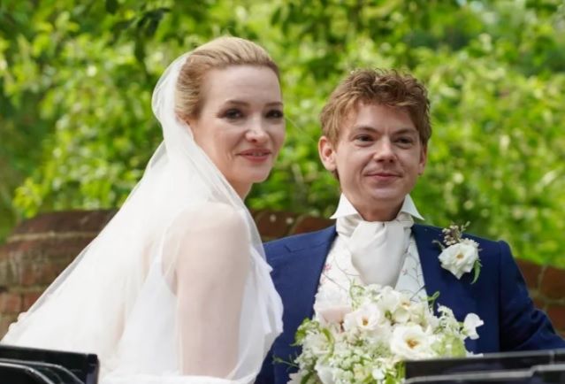 영화 '러브 액츄얼리'에서 어린 드러머로 기억되는 토마스 브로디-생스터가 일론머스크 전처이자 배우인 탈룰라 라일리와 결혼했다. /X(옛 트위터)