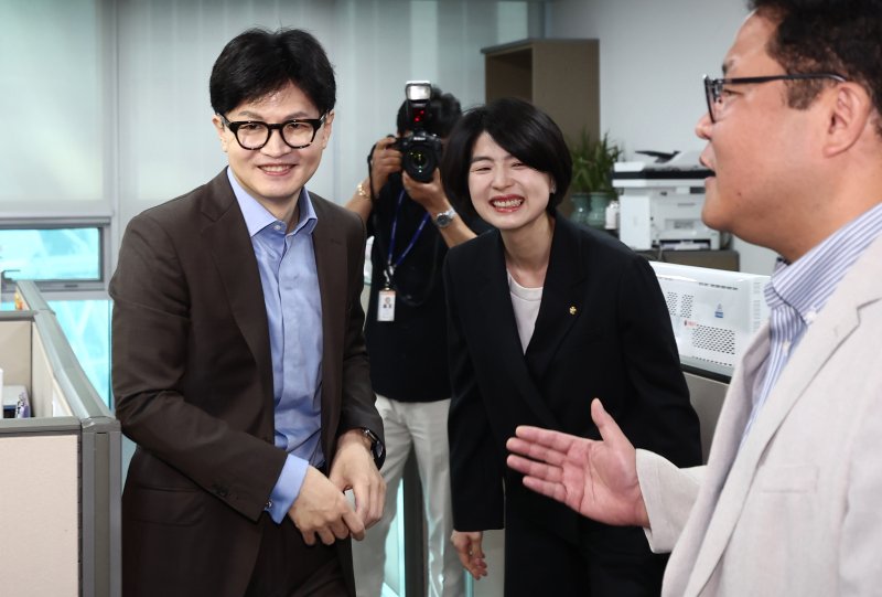 국민의힘 당 대표 후보인 한동훈 전 비상대책위원장이 26일 오전 서울 여의도 국회 의원회관 한지아 의원실에서 한 의원을 비롯한 보좌진과 인사하고 있다. (공동취재) 뉴시스화상